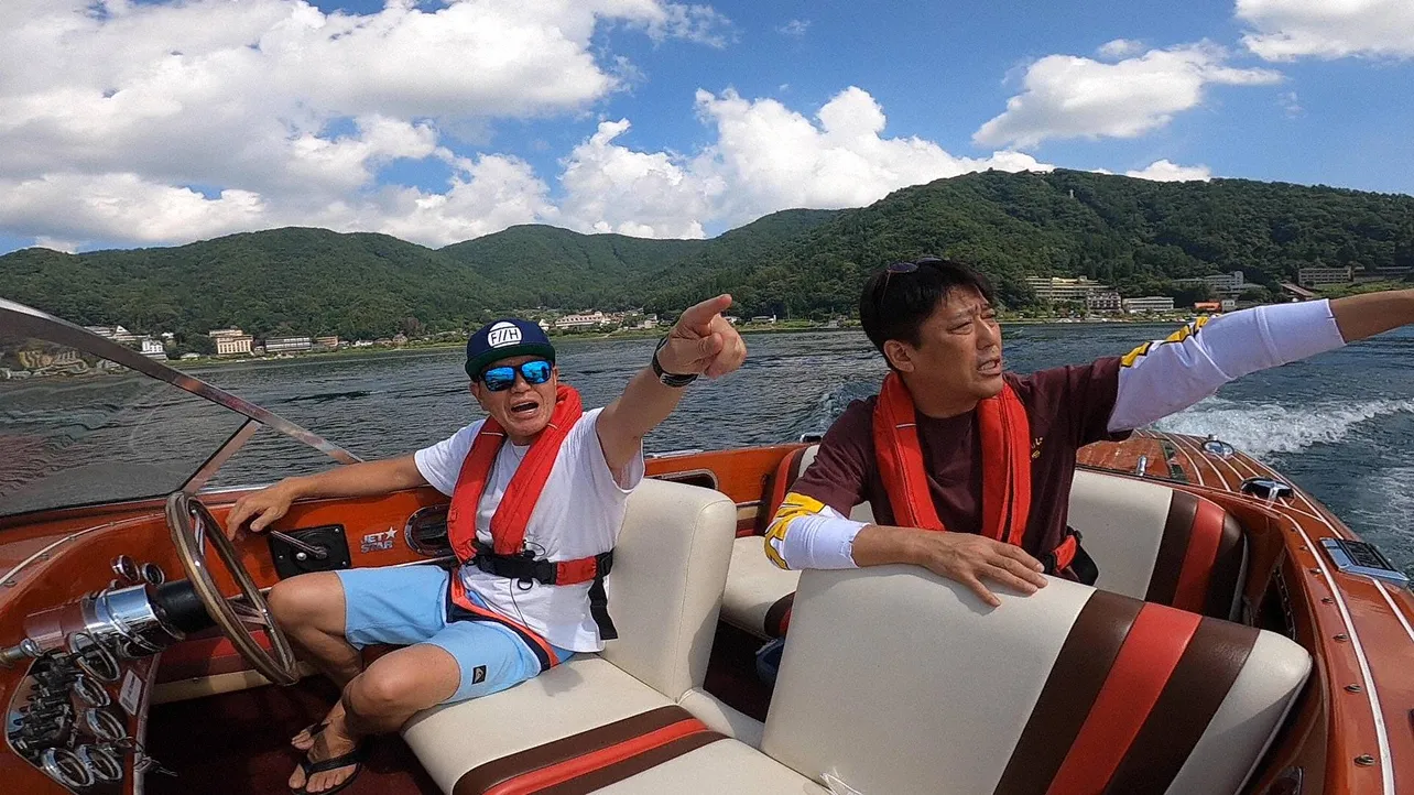 【写真を見る】ボートで遊覧を楽しむ坂上忍とヒロミ