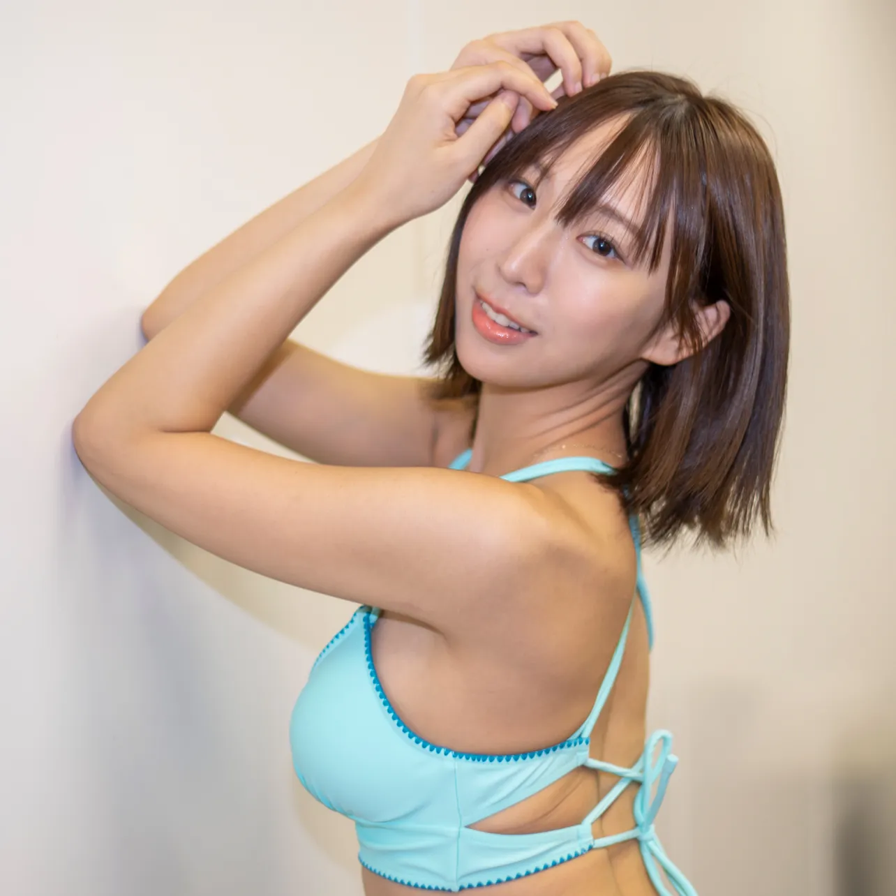 インタビュー取材に応じたグラビアアイドル日向葵衣