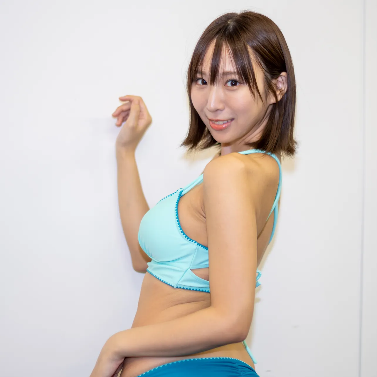 インタビュー取材に応じたグラビアアイドル日向葵衣