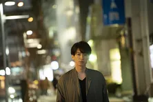 大倉忠義、妻に別れ告げられ“物憂げな表情で佇む”新場面写真が解禁!<窮鼠はチーズの夢を見る>