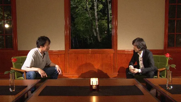 【写真を見る】宮本浩次とカリスマ左官職人・挾土秀平氏が男同士の熱いトークを繰り広げる