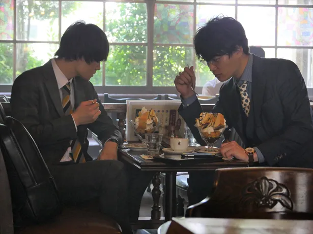 【写真を見る】仲良くビッグパフェを食べる高野(鈴木伸之)と世中(佐野勇斗)