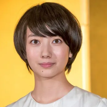 波瑠、まるで“王子様”なオフショット大放出!「矢代刑事かっこよすぎる」とファン歓喜<未解決の女>