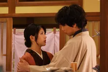 横浜流星“椿”と浜辺美波“七桜”の3年後を映す、新シーン写真解禁!隣には別の相手が…<私たちはどうかしている>