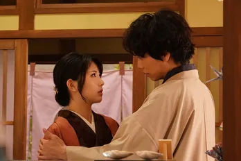 横浜流星“椿”と浜辺美波“七桜”の3年後を映す、新シーン写真解禁!隣には別の相手が…<私たちはどうかしている>