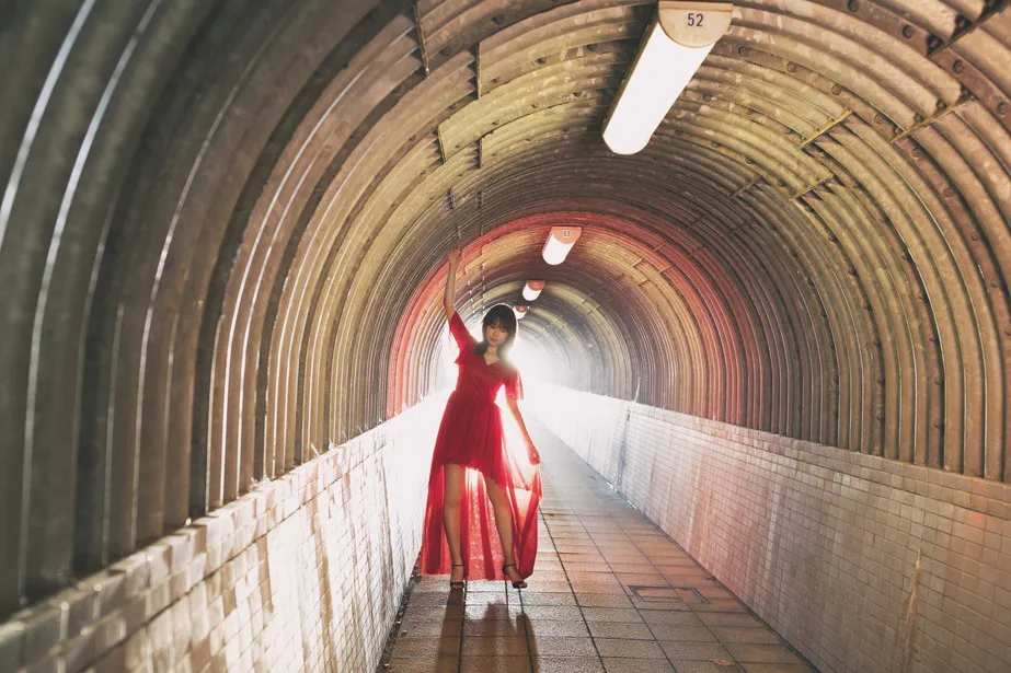 【写真を見る】有村架純、真っ赤な“個性派ドレス”で美脚もあらわに！