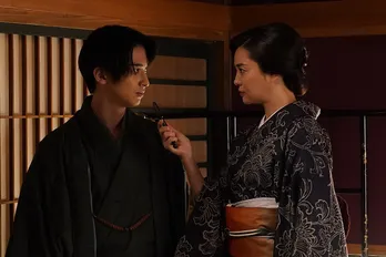 横浜流星“椿”&観月ありさ“今日子”、にらみ合う写真公開「地獄に落ちる覚悟もある」<私たちはどうかしている>