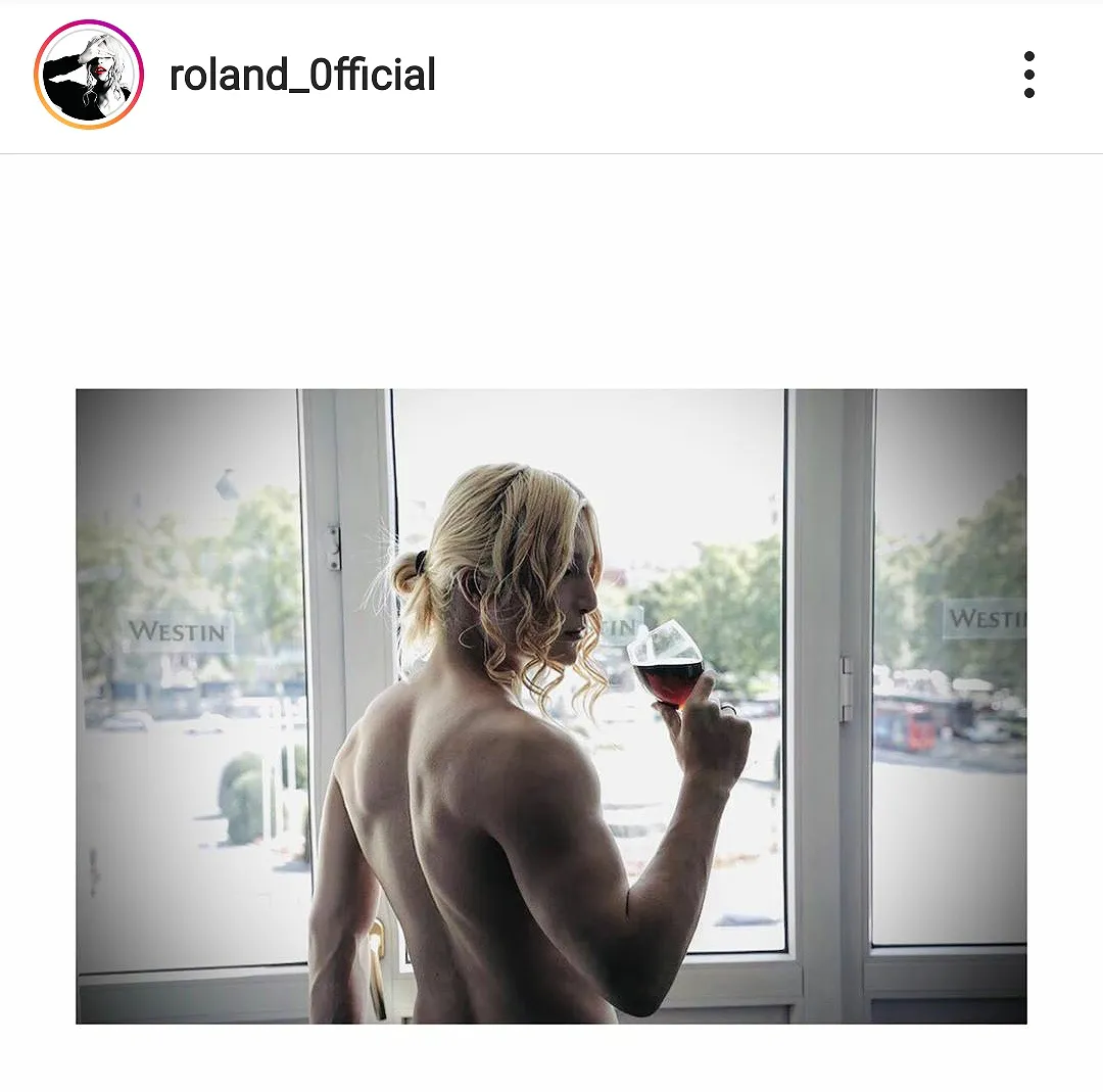 【写真を見る】ROLANDの美しい背中…スベリ知らずの“見返り美男”SHOT