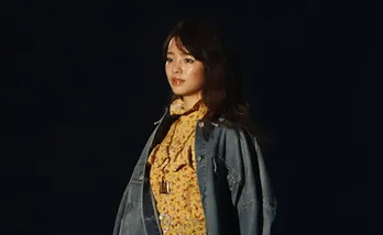 横田真悠、至近距離の“チョイ照れ”ハンバーガーもぐもぐ姿にファン悶絶「唇に宝石がついてる」「キュン」