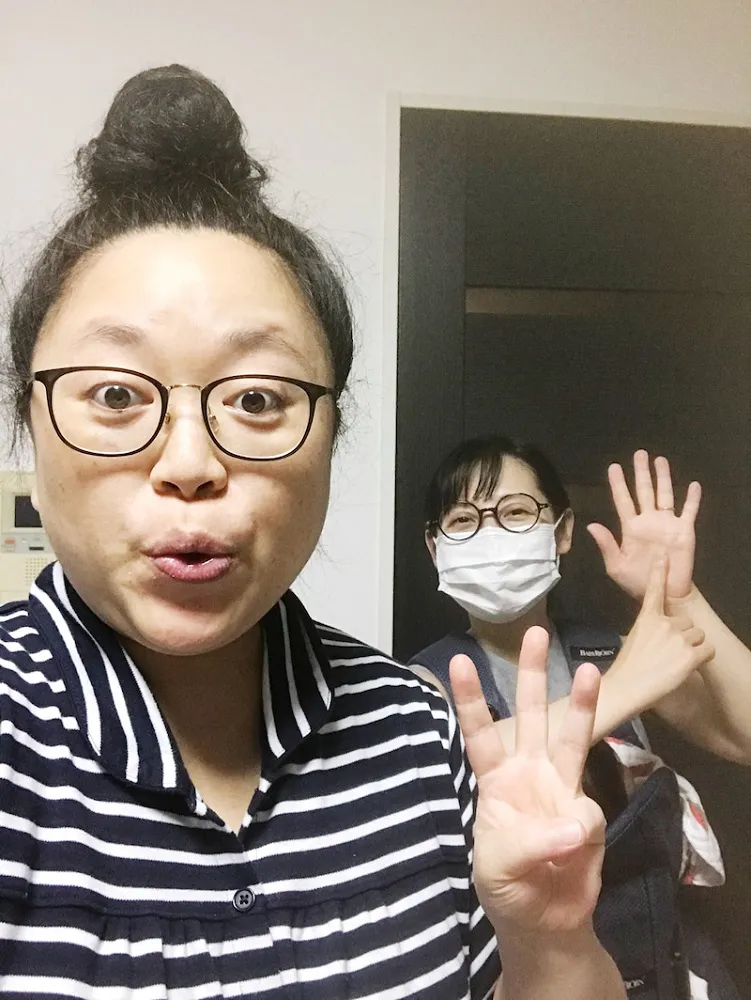 【写真を見る】ニッチェの江上敬子(左)のママ友でもあるハルカラの和泉杏(右)