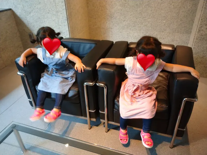 【写真を見る】「座る様がまるで半沢直樹の世界観」とソファーに座ってる双子の娘たちの写真を公開した石田明