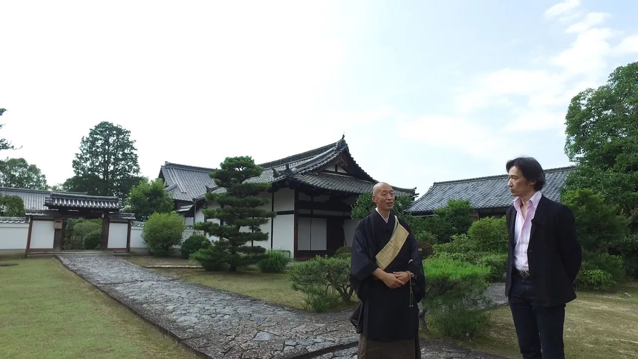 奈良時代から造られるようになった「神像」について話を聞く東儀秀樹