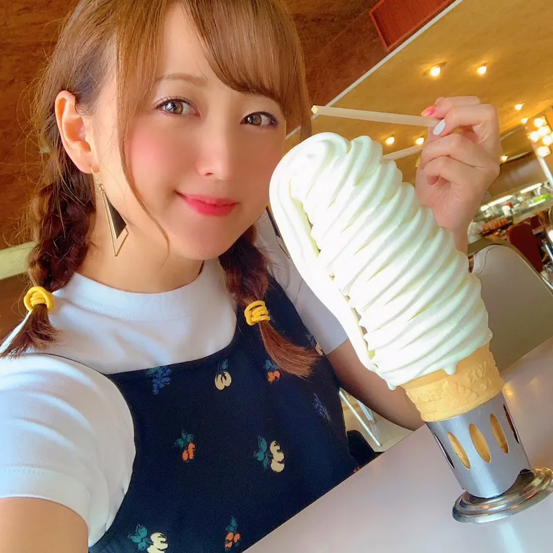 【写真を見る】小松彩夏が、“マルカンビル大食堂”の10段巻きソフトクリームとのツーショットを公開