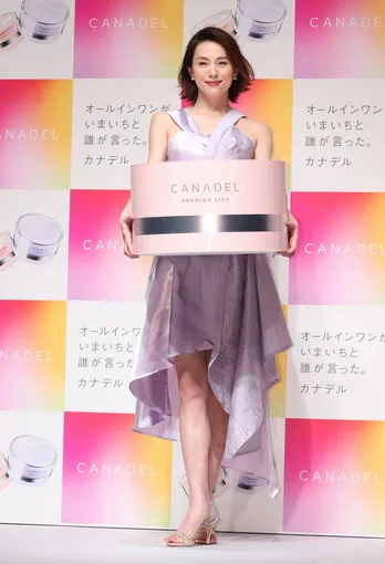 米倉涼子、華やかなドレス姿で美脚披露「手抜きじゃない、本気の『ちょっとだけよ』に注目して」