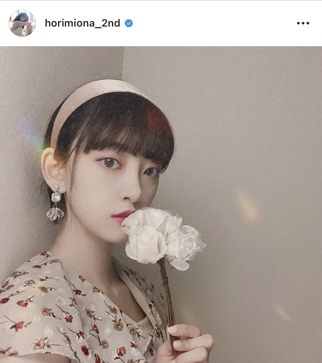 【写真を見る】堀未央奈、インスタ再開報告でショートヘアの“はかなげ”カチューシャ姿を披露