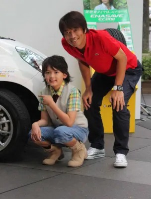 【写真】中西哲生(写真右)とともにタイヤの安全点検を呼びかける濱田(写真左)