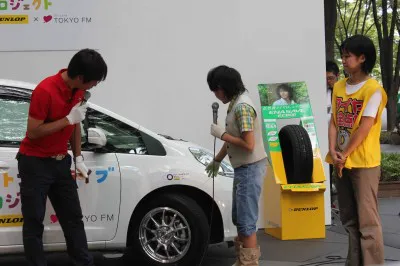 実際にタイヤ点検を体験する中西と濱田