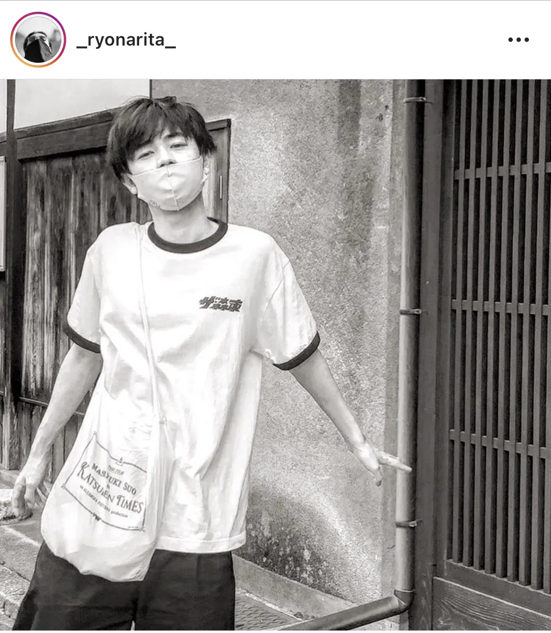 【写真を見る】Tシャツ姿に肩掛けかばん、幼さ残る成田凌の“垂れ目”SHOT