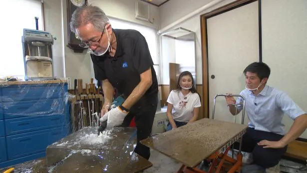 氷の中に花が咲いているようにも見える繊細なアートを制作するスターさん