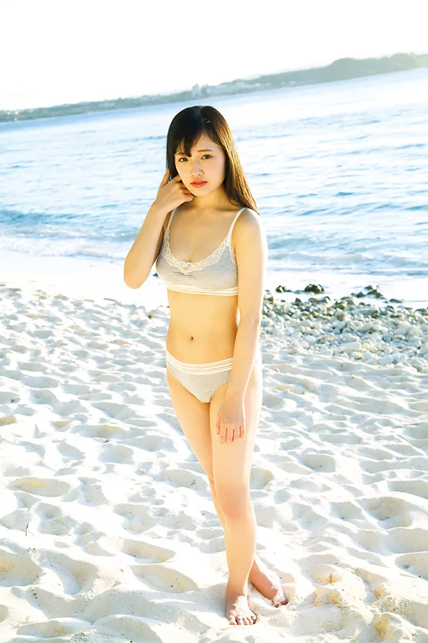 【写真を見る】真っ白な砂浜でアンニュイな表情をのぞかせる安藤咲桜