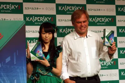 AKB48・峯岸みなみとユージン・カスペルスキー氏（写真左から）