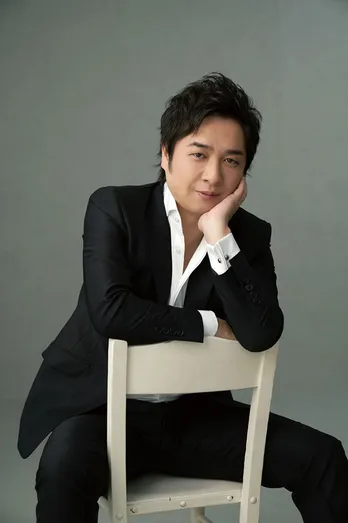 “雪歌の貴公子”松原健之、デビュー15周年記念シングル「雪風」のMV公開 BEYOOOOONDSの小林萌花が参加