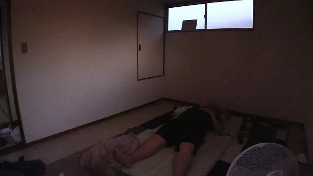 【写真を見る】禁断の部屋に潜入する番組スタッフ