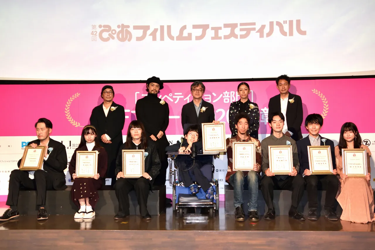 グランプリに選ばれた石田智哉監督(写真中央手前)ら受賞者、最終審査員たち