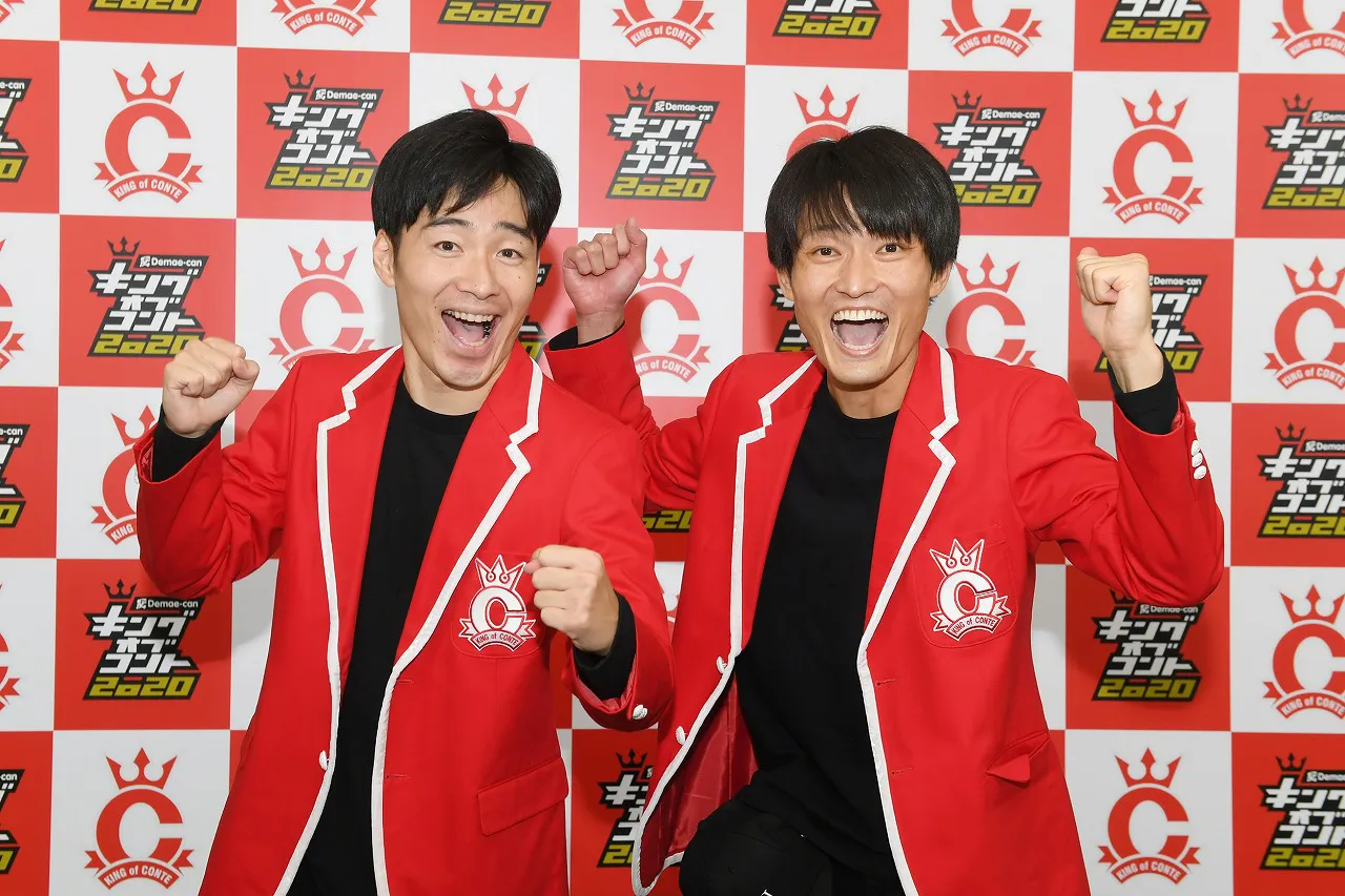 「キングオブコント2020」で優勝したジャルジャルの後藤淳平(写真左)と福徳秀介。「やったー！　いぇーい！」と言いながら笑顔を見せる