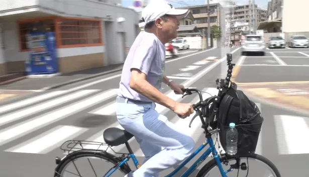 【写真を見る】＜月曜から夜ふかし＞桐谷広人さん、優待券を使い切るため自転車で爆走中