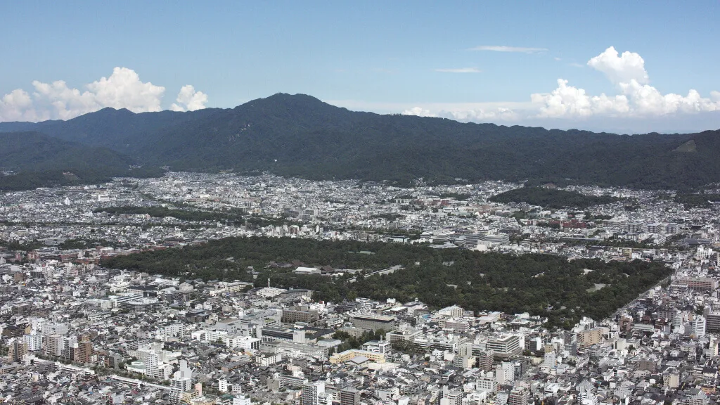 京都御所と鬼門の方角にそびえる比叡山