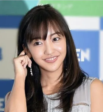 板野友美、前田敦子&ヨンアの美女3人ランチSHOTにファン歓喜「自然体の笑顔素敵」「美人しかいない!」