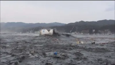 【写真】津波で流される石油タンク（視聴者撮影）