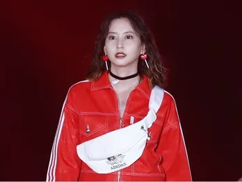 河北麻友子、超絶短い!“胸上”ニットに反響殺到「脱ぎかけかと思った…」