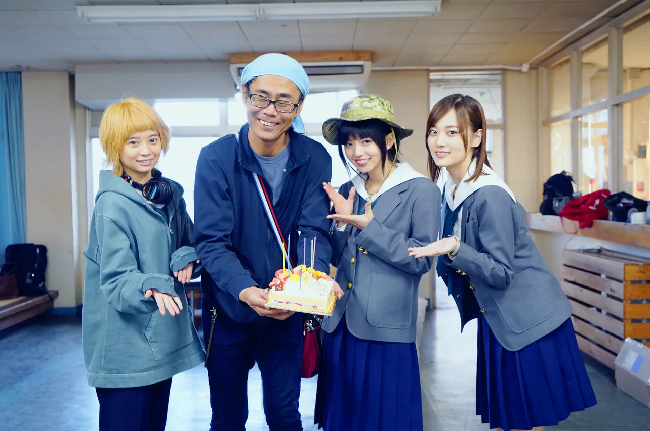 【写真を見る】齋藤飛鳥、山下美月、桜田ひよりが英勉監督の誕生日を祝福！