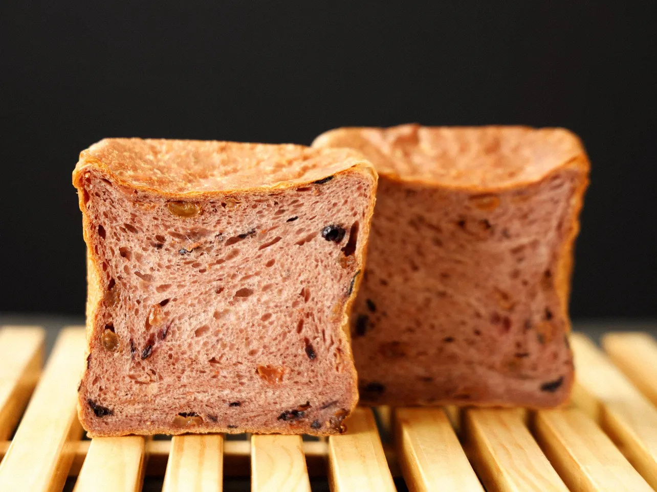 【写真を見る】泥棒スーツの“ワインレッド”をイメージした食パン