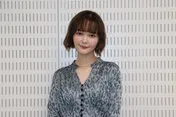玉城ティナ、刑事ドラマでのファッションについて「水色のセットアップの衣装が映えていたな」＜インタビュー＞
