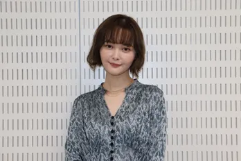 玉城ティナ、刑事ドラマでのファッションについて「水色のセットアップの衣装が映えていたな」<インタビュー>