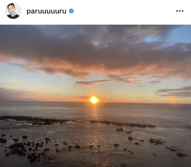 【写真を見る】島崎遥香、太陽が空と海の間で輝く美しい写真を公開