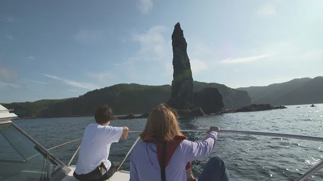 【写真を見る】ローソク岩の神秘的な姿を見て感動する佐藤広大(写真左)　©UHB/LDH