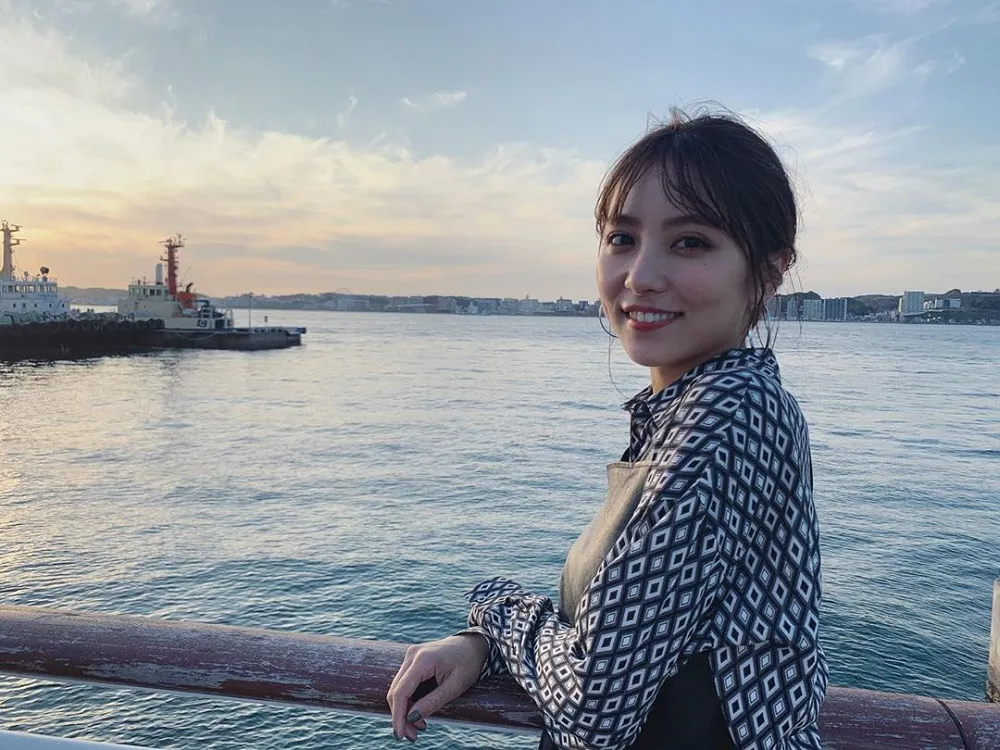 【写真を見る】夕陽＆海をバックに撮影した笑顔写真を公開した石川恋