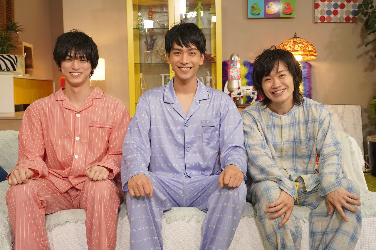 「ただいま︕⼩⼭内三兄弟」に出演する眞嶋秀斗、⿊⽻⿇璃央、鳥越裕貴(写真左から)