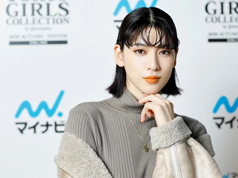 メンズライクなコーデで登場した三吉彩花