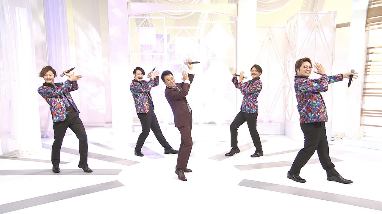 【写真を見る】五木ひろしが純烈とコラボ！楽しそうに踊る姿
