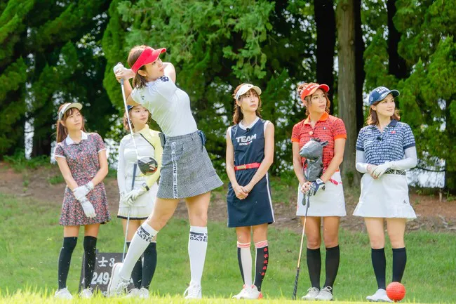 【写真を見る】稲村亜美がゴルフでも持ち前の“神スイング”を披露！