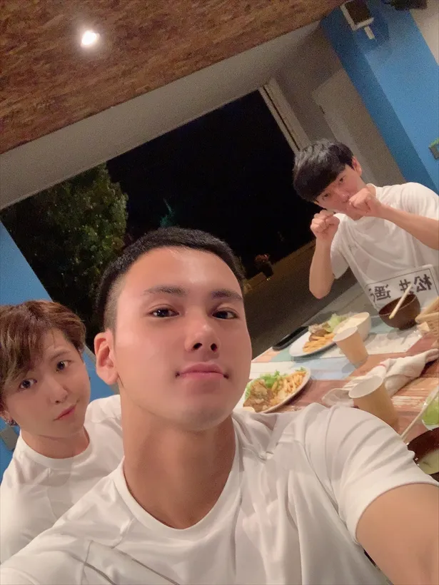 オフの顔：リラックスして夕食を楽しむ(左から)松江、森田、松井
