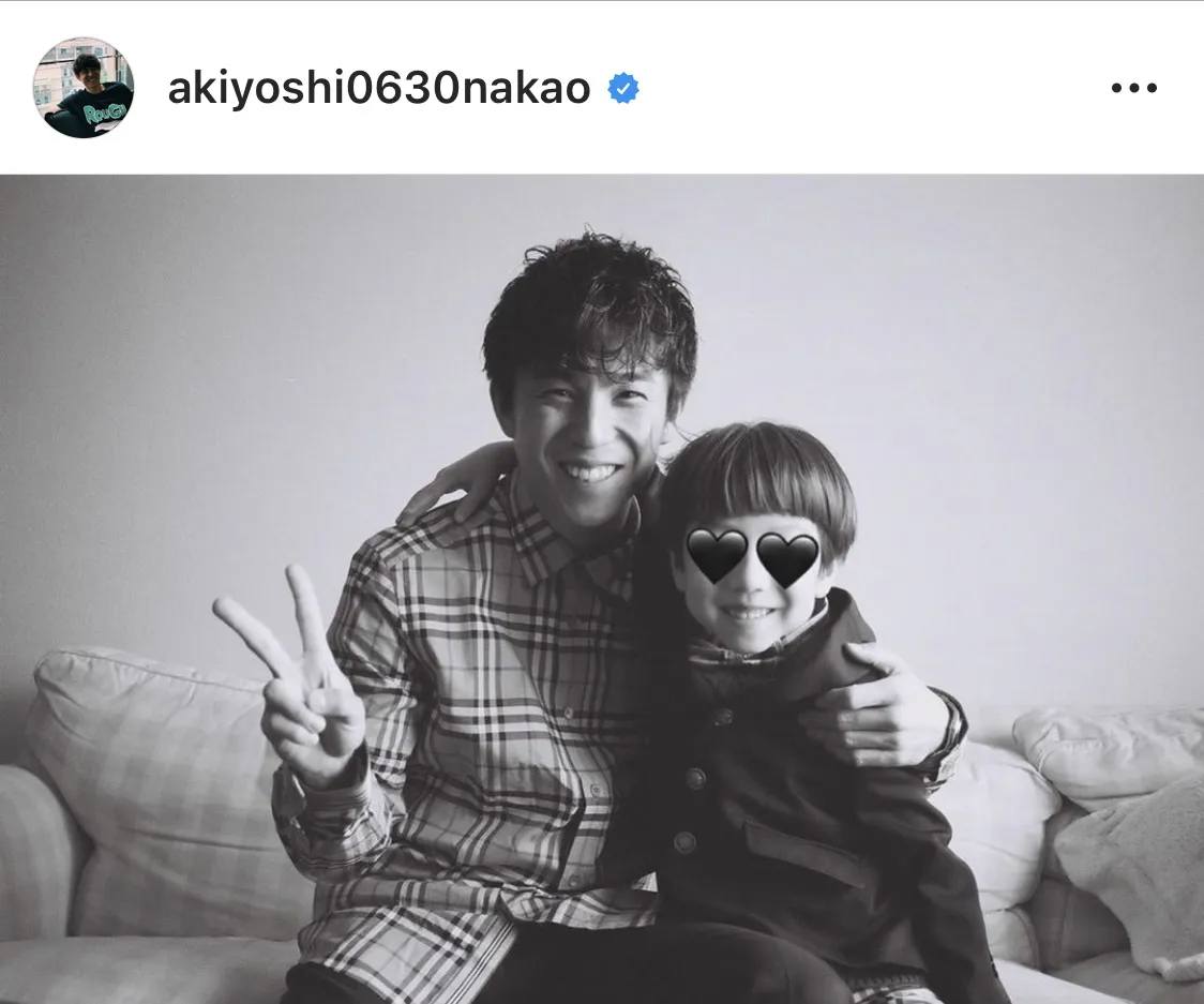 【写真を見る】中尾明慶、笑顔でピース！息子との2SHOT(その他、寝起きや仲里依紗との夫婦SHOTなども!!)