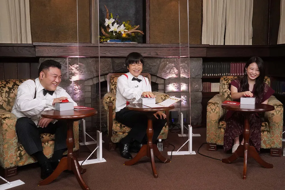 「お笑い脱出ゲーム」MCの山崎弘也、バカリズム、志田未来(写真左から)