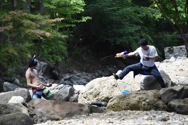 【写真を見る】川遊びシーンでは世中(佐野勇斗)が見事な腹筋も披露…！