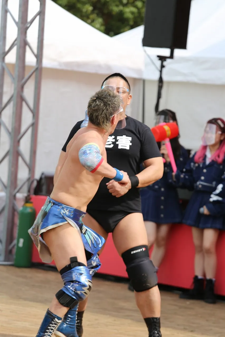 路上プロレスの模様